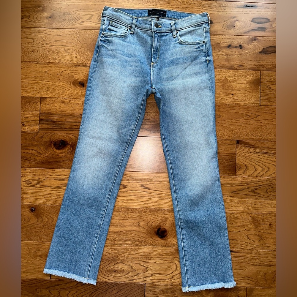 Los Angeles Denim Co. Straight Leg Frayed Ankle Hem Light Wash Denim Jeans 26
